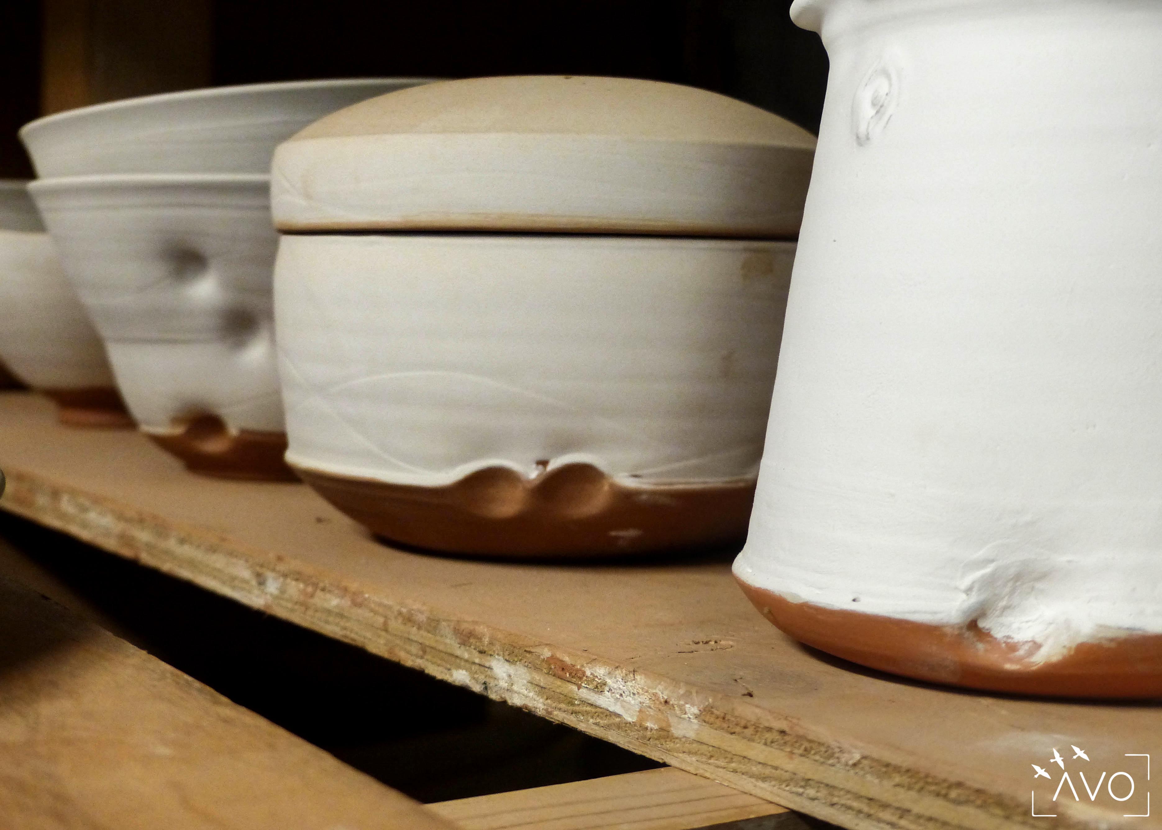 marina-leflon-ceramiste-courzieu-atelier-gres-faience-fleurs-terre-avo-avoldooiseau-ceramiques-art-de-la-table-atelier-boite-poterie