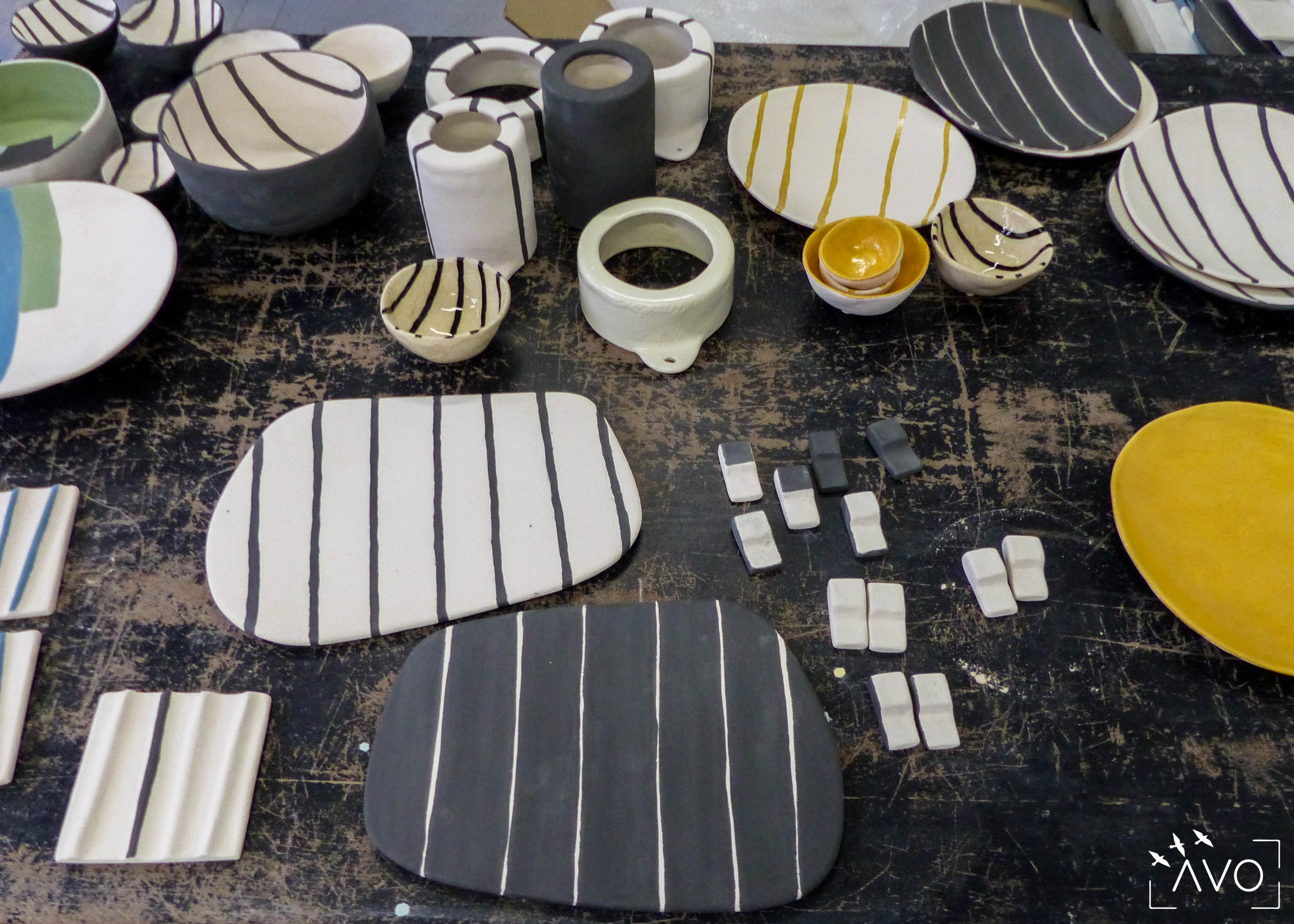 savoir-faire-ceramique-faience-decoration-bol-plat-creatrice-colore-email-terre-local-sabine-orlandini-atelier-plan-de-travail