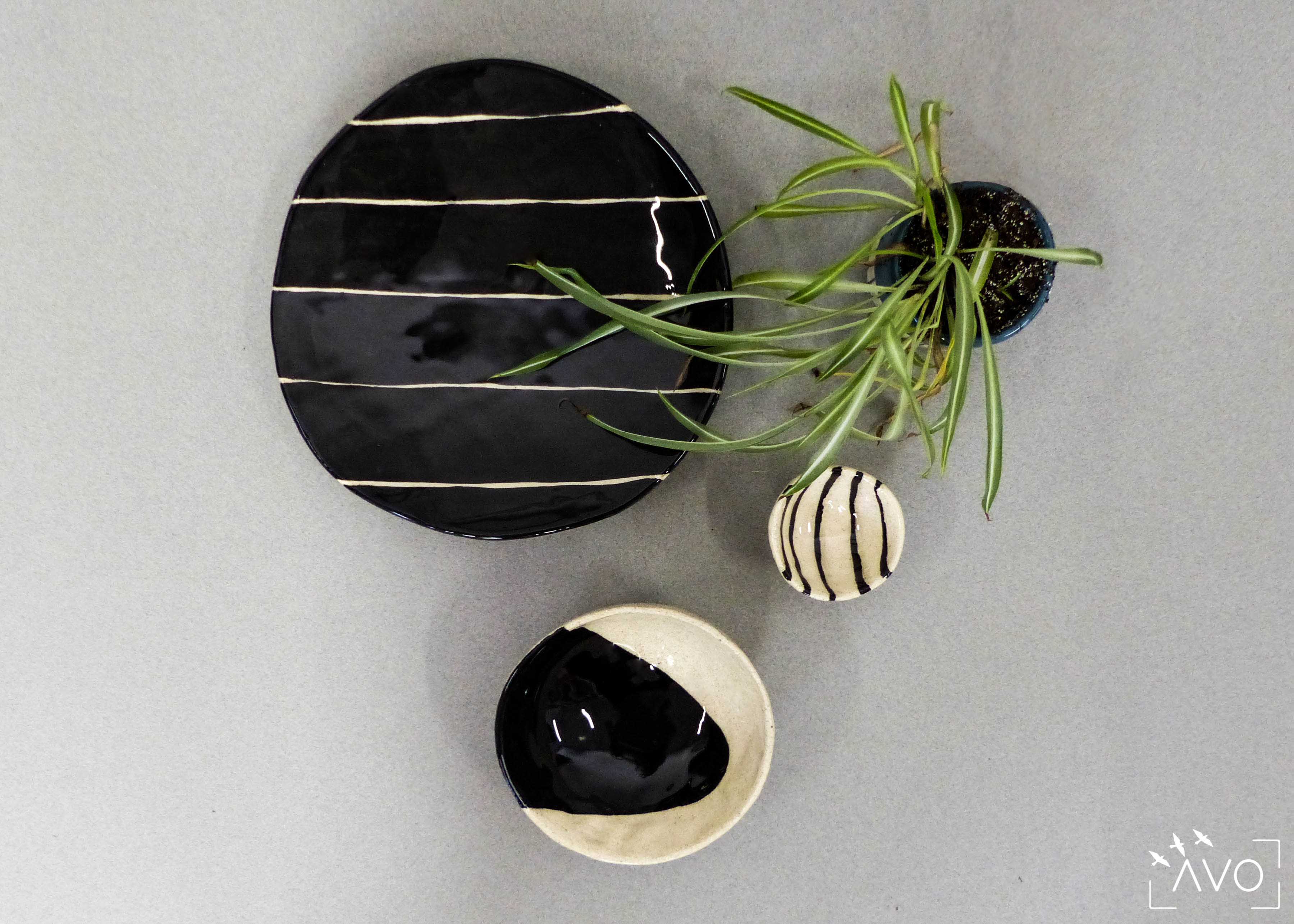 savoir-faire-ceramique-faience-decoration-bol-plat-creatrice-colore-email-terre-local-sabine-orlandini-atelier-rayures-noir