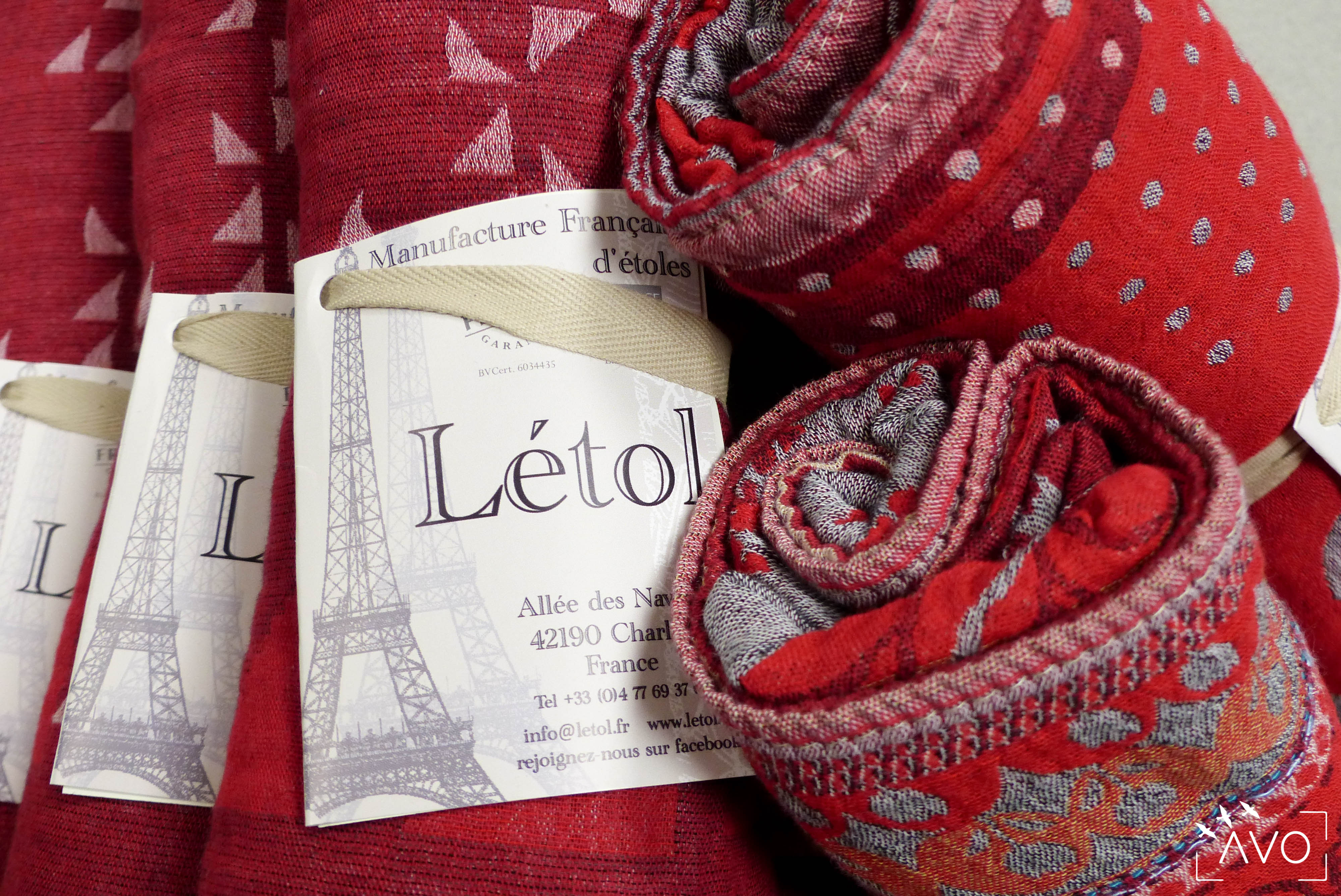 étole Létol foulard madeinfrance charlieu loire motif fleur géométrique beau dessin cadeau rouleaux rouge pois